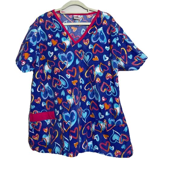 B Scrubs Women’s V Neck Scrub Top Size 2X Blue Red Heart Print - Picture 1 of 3